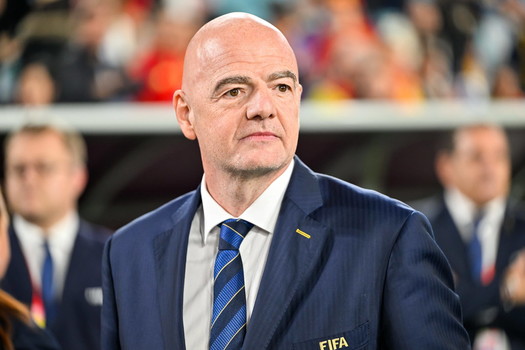 انفانتينو يمهد لاقامة كأس العالم في الشتاء، فوز كبير لهولندا والنمسا والدنمارك في تصفيات اوروبا لكأس العالم