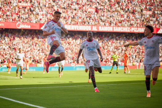 الدوري الاسباني: اشبيلية يكتسح برشلونة برباعية ويمنح الصدارة لريال مدريد