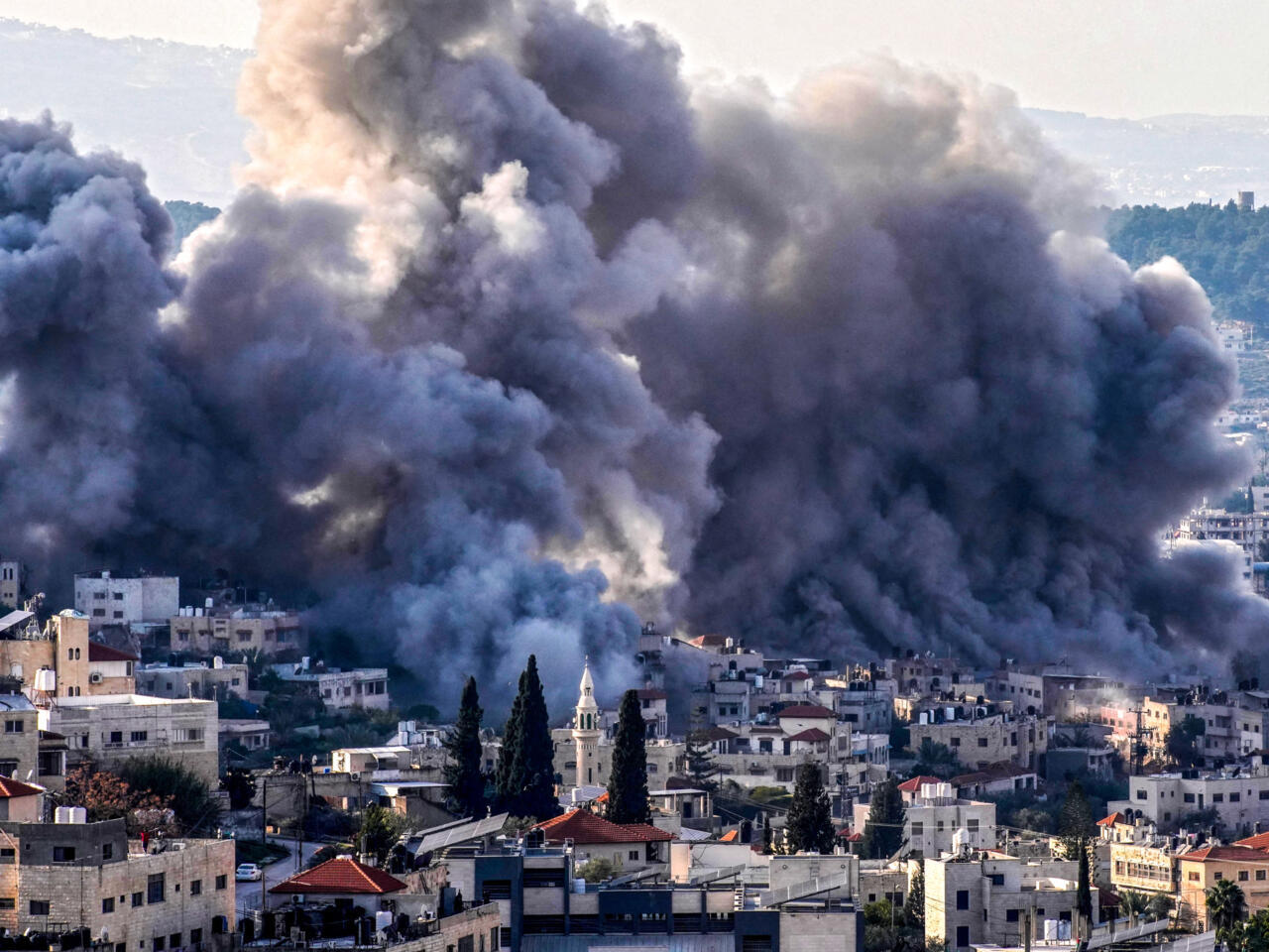 تصعيد إسرائيلي في غزة وسط حديث عن بدء المرحلة الثانية من الاتفاق وتحذيرات من حماس