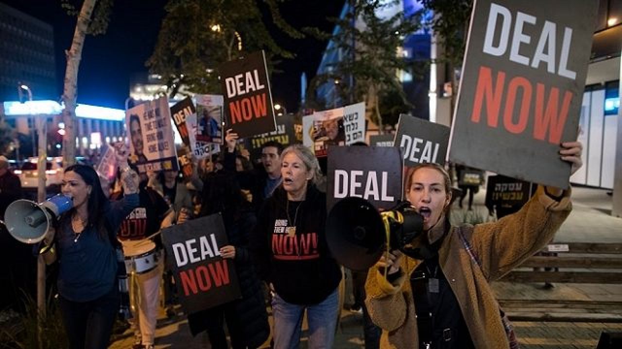 عائلات الأسرى الإسرائيليين تدعو لمظاهرات واسعة