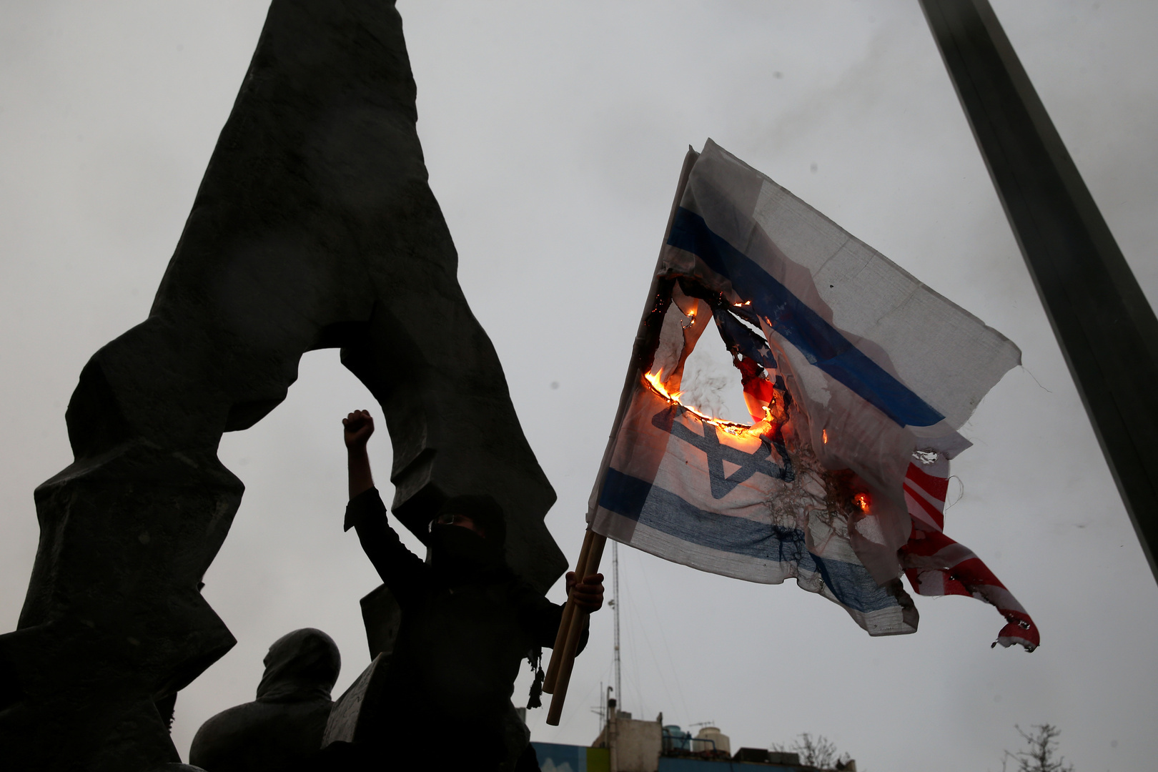 هآرتس: إسرائيل في أزمة خطيرة وغير مسبوقة تهدد تماسكها وتضعفها