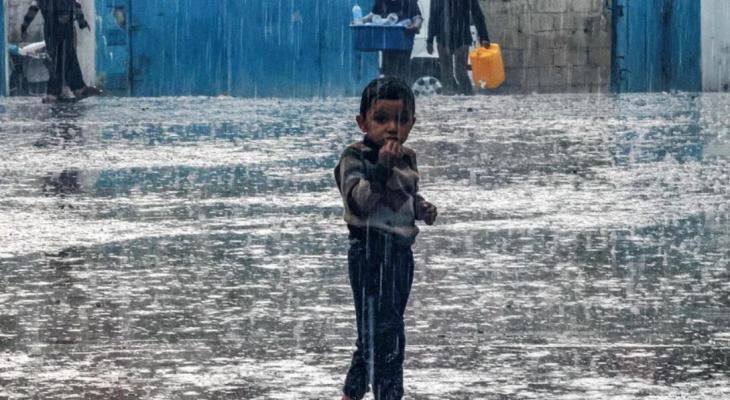 الشتاء ينهش خيام النازحين ويفاقم أوضاعهم الكارثية!