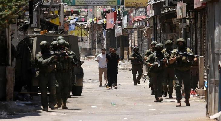 قوات الاحتلال تعتقل 13 فلسطينيا من الضفة الغربية والقدس!
