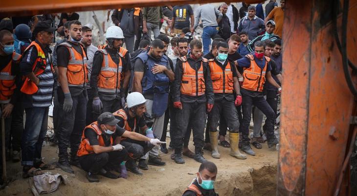 الدفاع المدني يبدأ انتشال جثامين الشهداء من أنقاض المنازل!