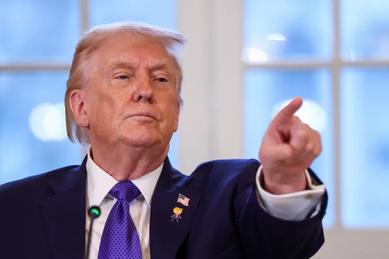 ترامب يشهر سلاح الرسوم الجمركية ضد حلفاء إيران!