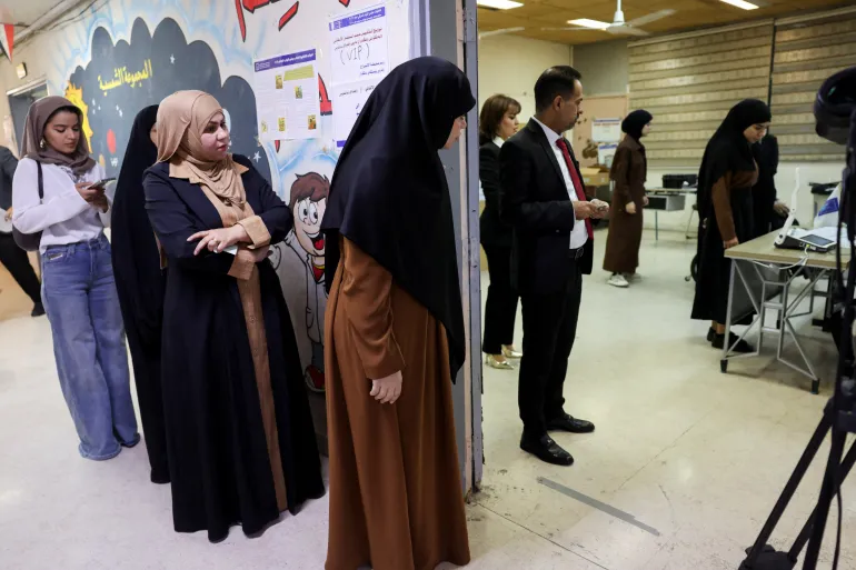 العراقيون يصوتون لاختيار برلمان جديد ... إليكم التفاصيل!