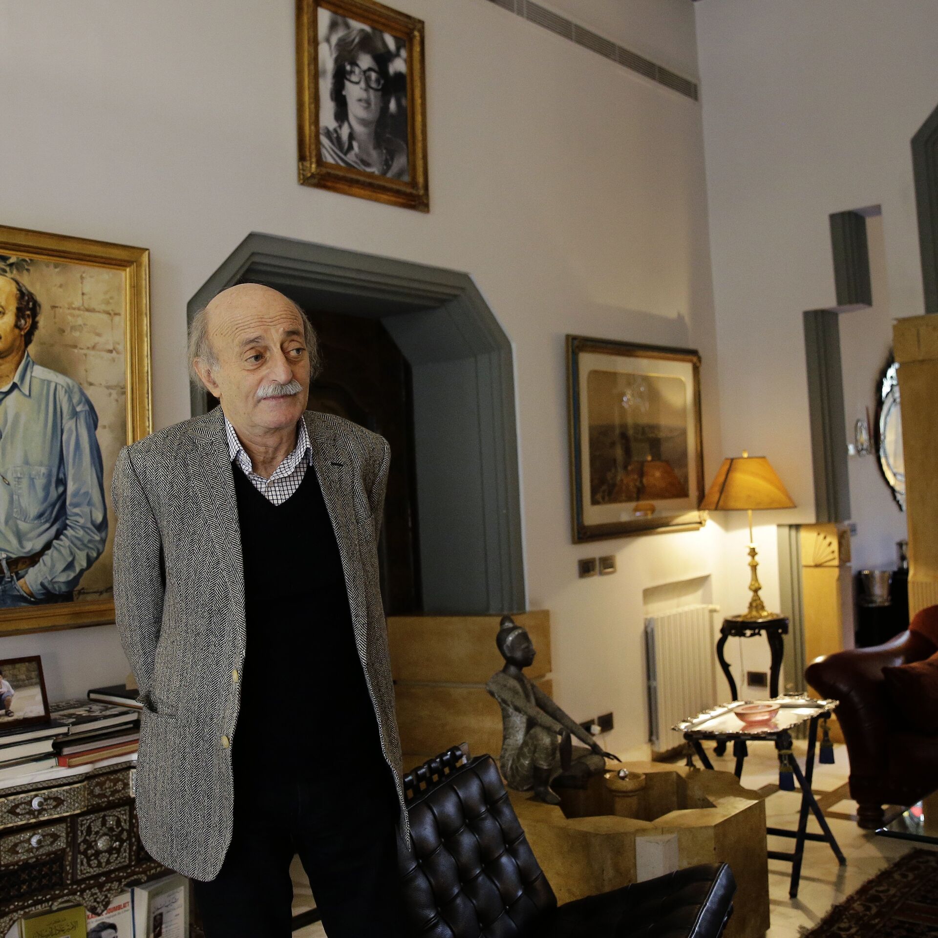 وليد جنبلاط يتراجع عن وصف شعار لبنان أولًا بالسخيف!