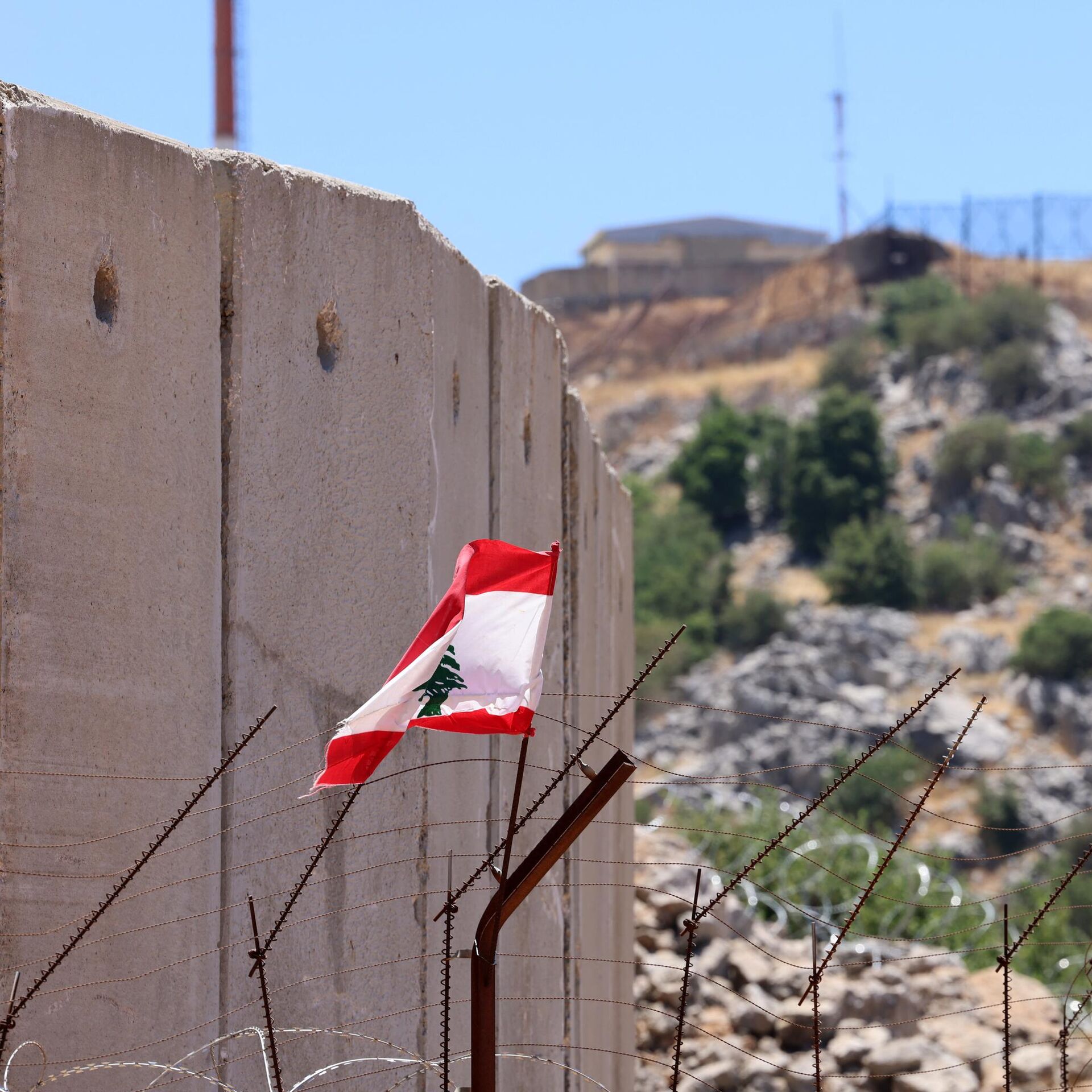 صاروخ مضاد للدروع يسقط في يفتاح.. وجيش الاحتلال يرد بالفسفور والانشطاري