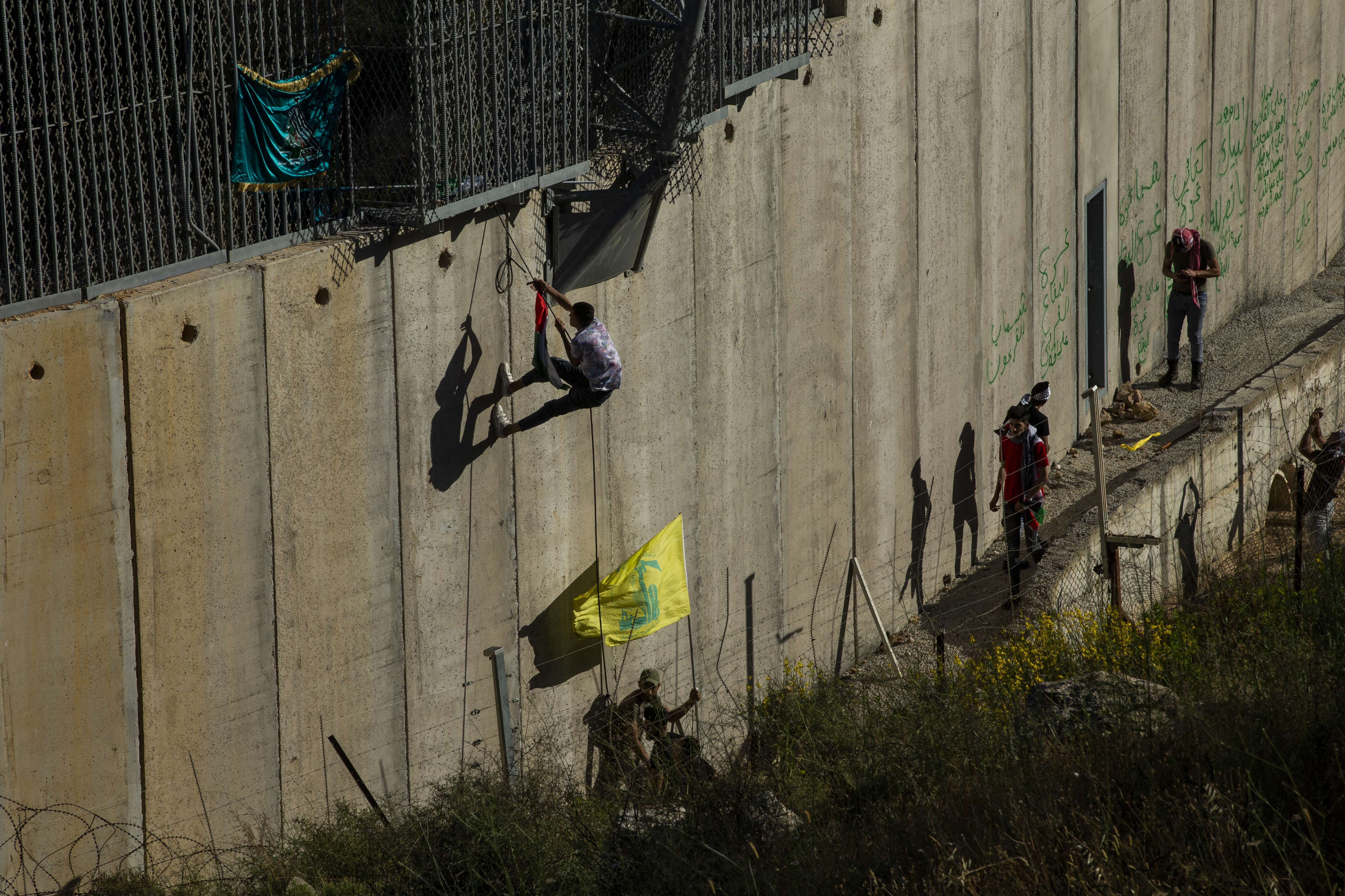 إسرائيل تلاحق متسللًا من جنوب لبنان.. وصاروخ مضاد للدروع إلى موقع المنارة