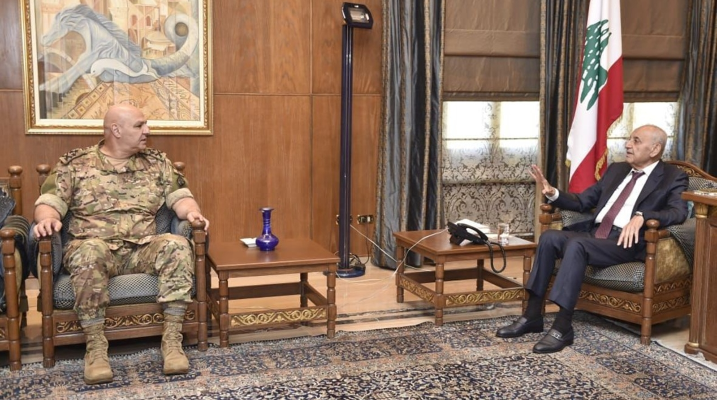 الرئيس بري يهاتف قائد الجيش معزيًا بالطيارين الشهيدين..