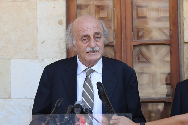 جنبلاط يحيي الموقف الوطني لقائد الجيش!