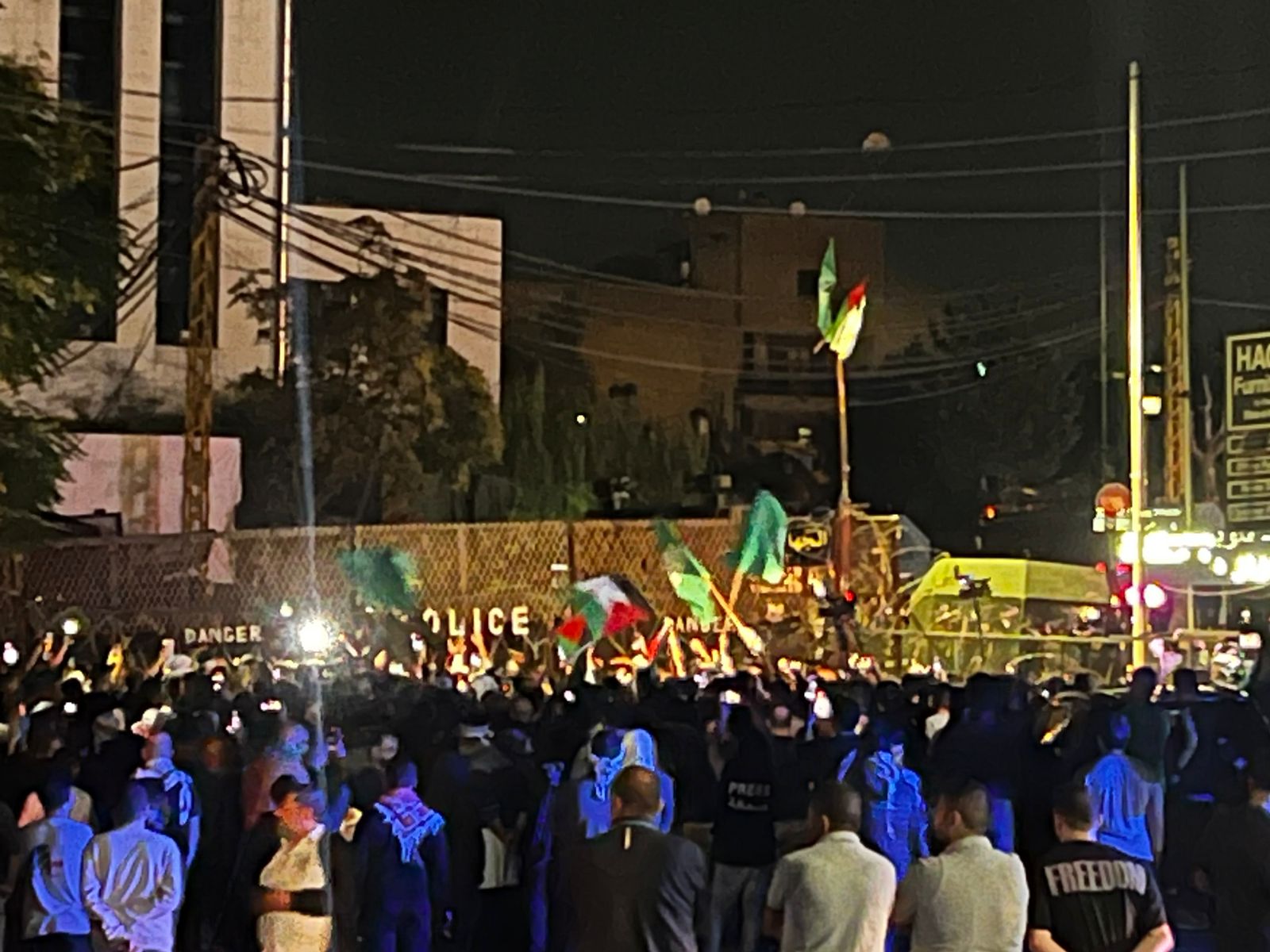 شباب ومناصرو الجماعة الإسلامية في بيروت يتظاهرون أمام السفارة الأمريكية تنديداً بالعدوان على غزة !