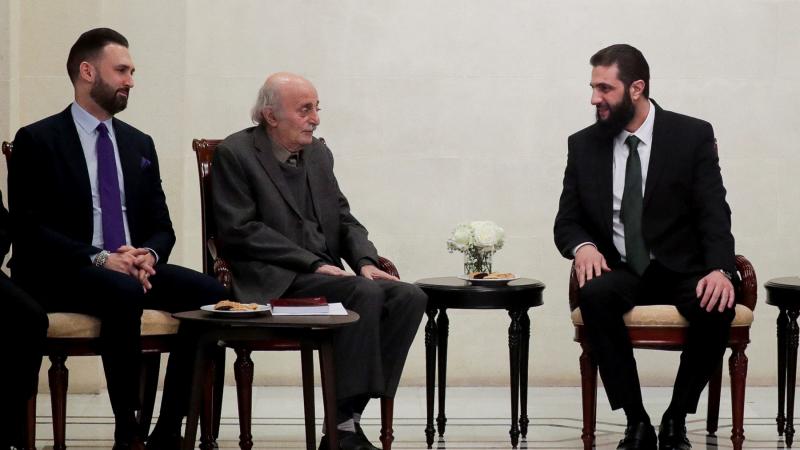 جنبلاط يدعو إلى علاقات طبيعية وتعاون أمني بين لبنان وسوريا