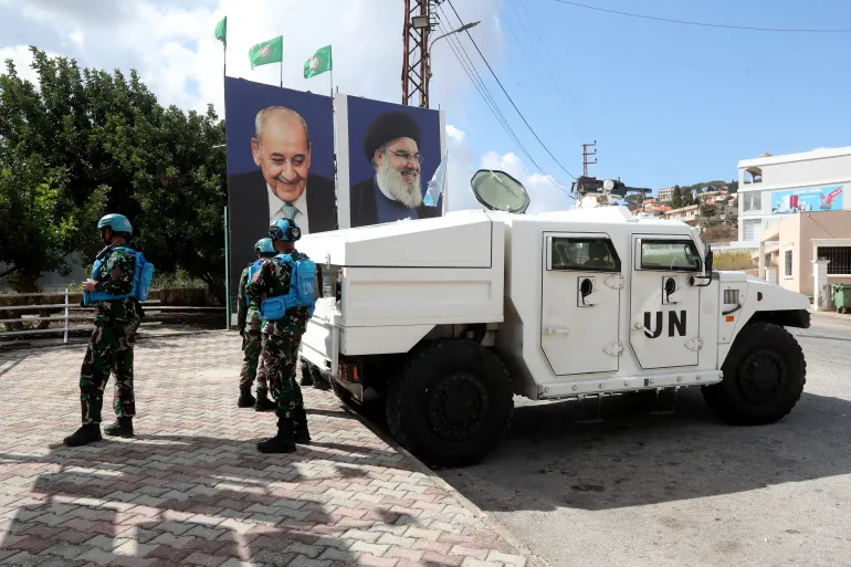 اليونيفيل تعلن إصابة 3 مراقبين عسكريين ومترجم في انفجار جنوبي لبنان!