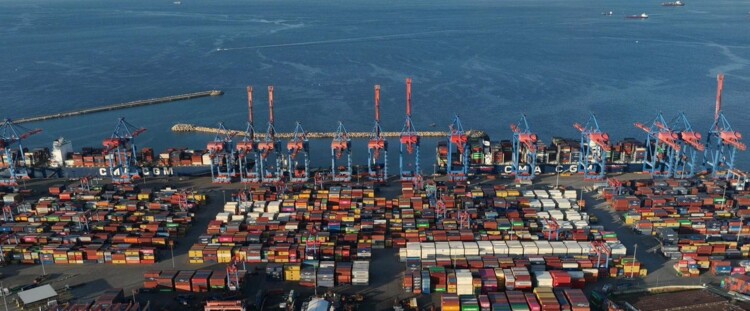 إدارة مرفأ بيروت: سجلنا رقما قياسيا غير مسبوق في مناولة الحاويات يوم الأحد!