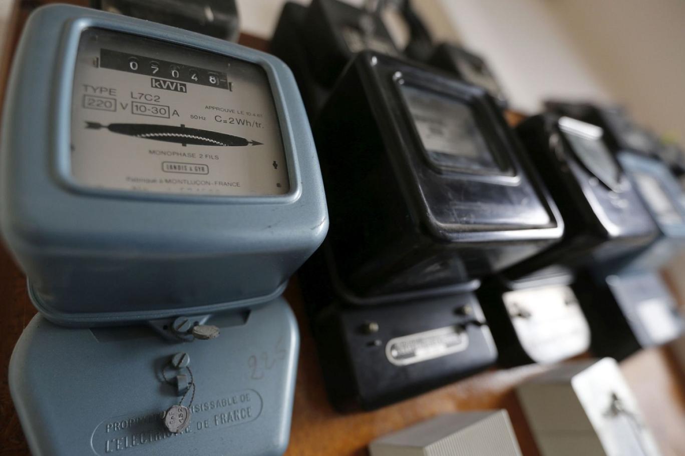 الدولة تخيّر المواطنين: ادفعوا فواتير الكهرباء بالدولار أو بالليرة!