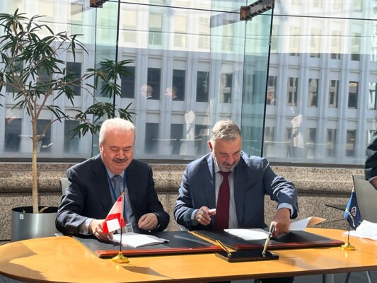 وزير المالية والمدير الاقليمي بالبنك الدولي وقّعا قرضاً بقيمة 250 مليون دولار!