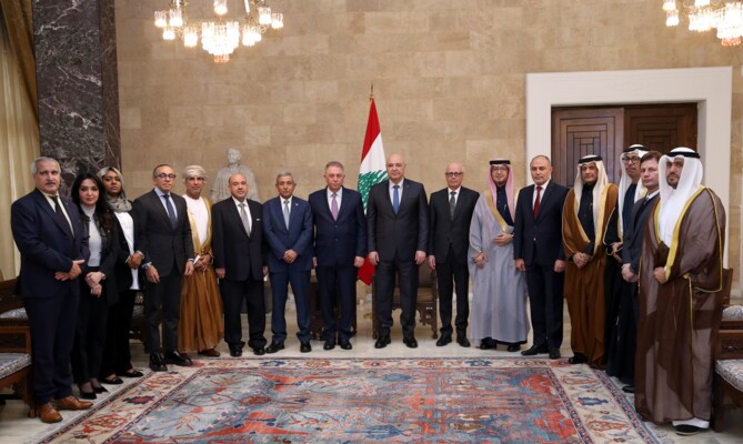 الرئيس عون لوفد السفراء العرب: لا يمكن مواجهة التحديات الراهنة إلَّا من خلال موقف عربي موحَّد!