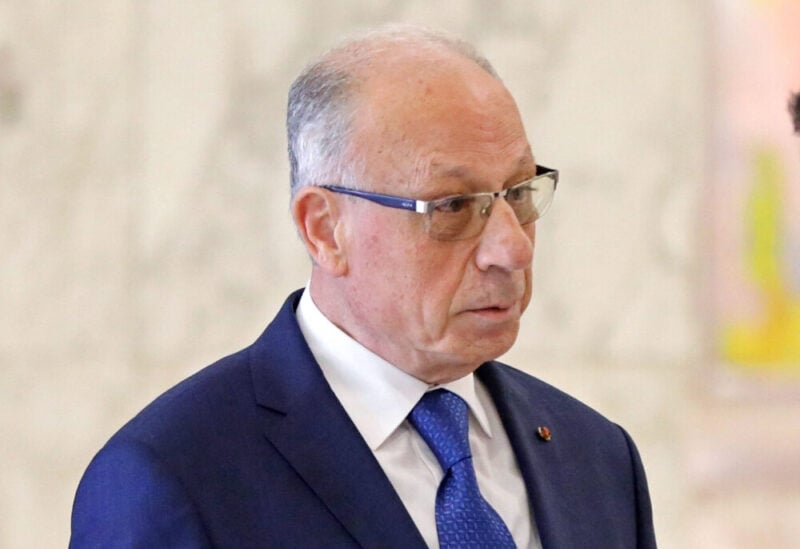 وزير الدفاع لن يعترف بقرار الحكومة... ماذا قال؟