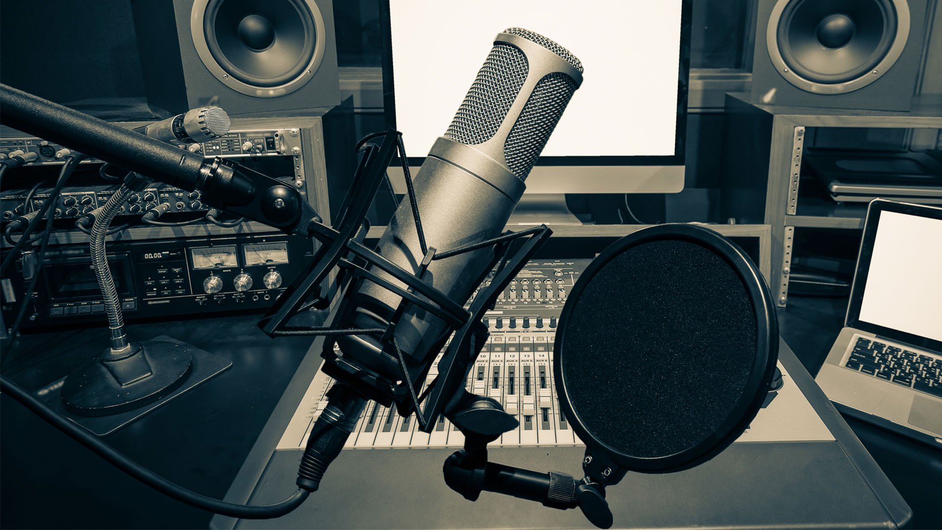 في الذكرى الـ15 لانطلاقتها...إذاعة الفجر تُشرق مجدداً في أثير الوطن!