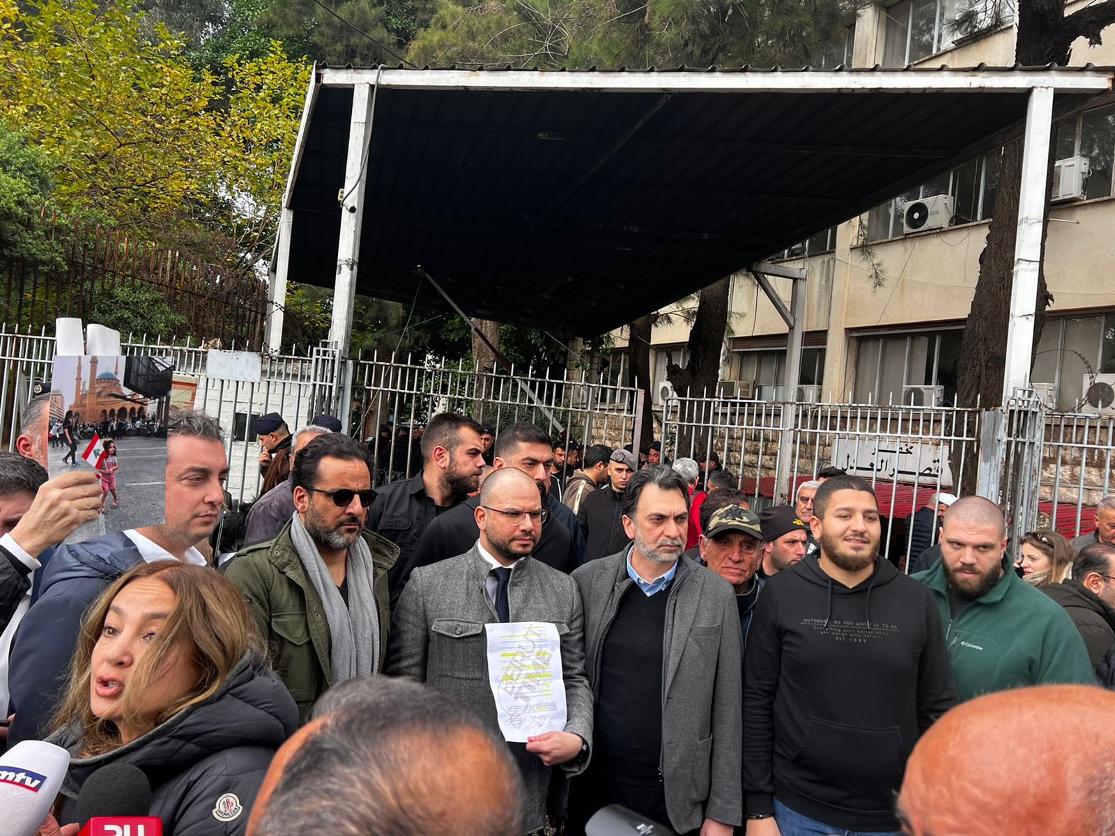 طوق يمثل أمام القضاء وسط تأييد شعبي وإعلامي وسياسي..