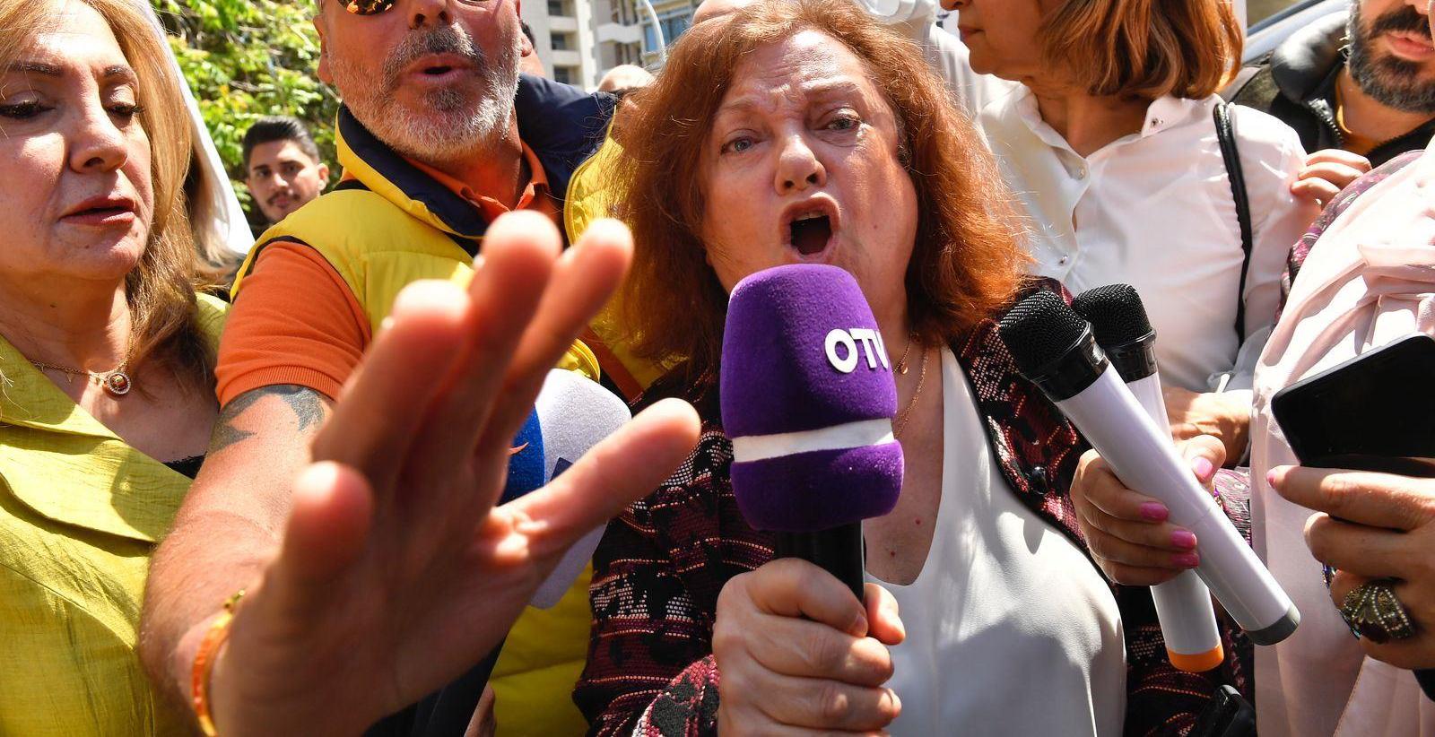 بعد كفّ يدها.. القاضية عون تعلن أنها لا تكترث بأي قرار قضائي!