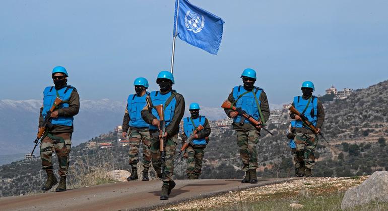 أنصار حزب الله يحرقون موكب نائب قائد قوات حفظ السلام.. واليونيفل: للمحاسبة!