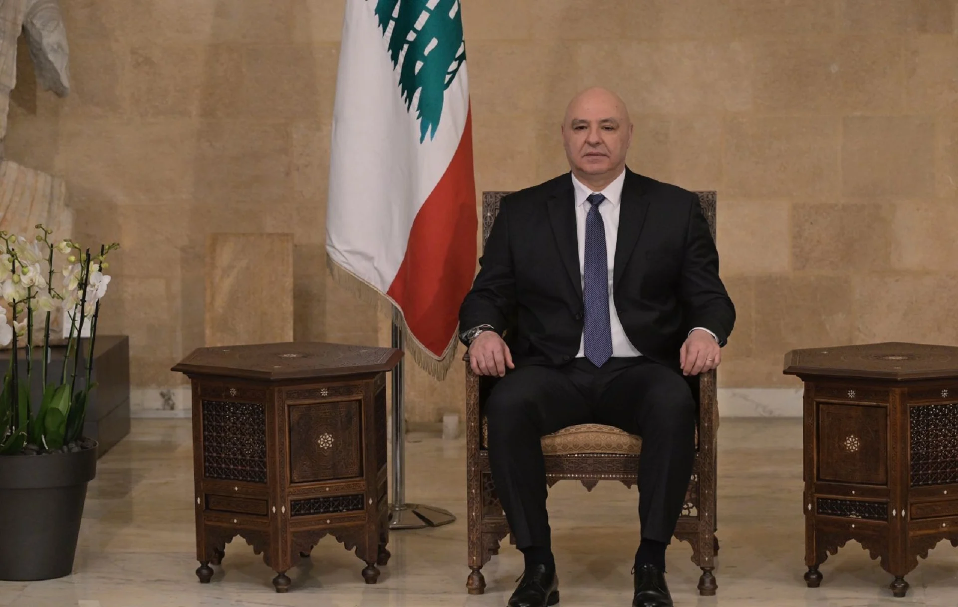 عون يدعو إلى تجاوز الطائفية والفساد ويؤكد العمل الدبلوماسي للخروج من الأزمات