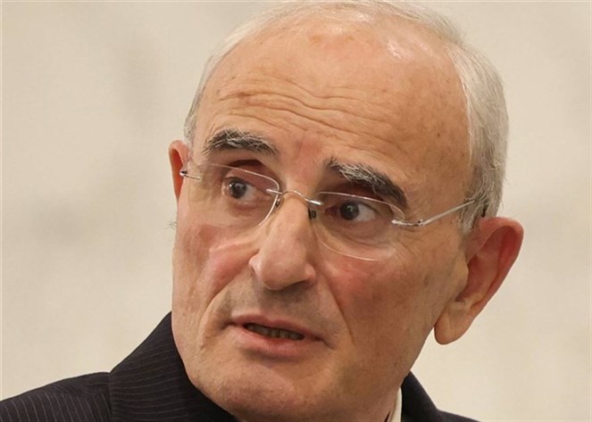 وزير الدفاع: لا يعقل أن يكون هناك بندقيتان على أرض واحدة!