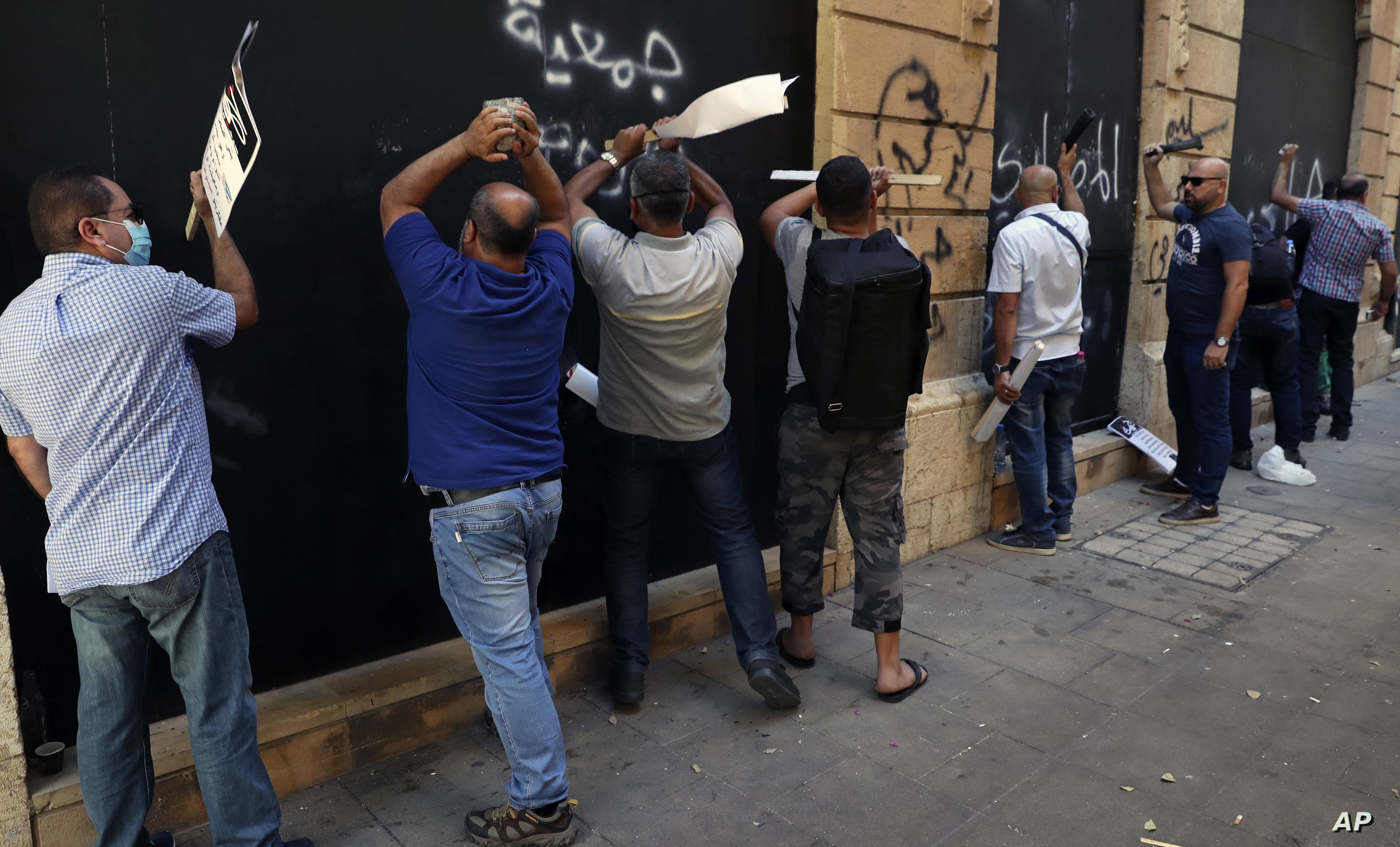 مسلسل اقتحام المصارف يتجدد.. ومودعان حرّرا 40 ألف دولار بالقوة!