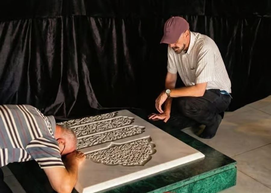 صحفي إسرائيلي فوق ضريح نصرالله.. وصورة تجتاح مواقع التواصل!