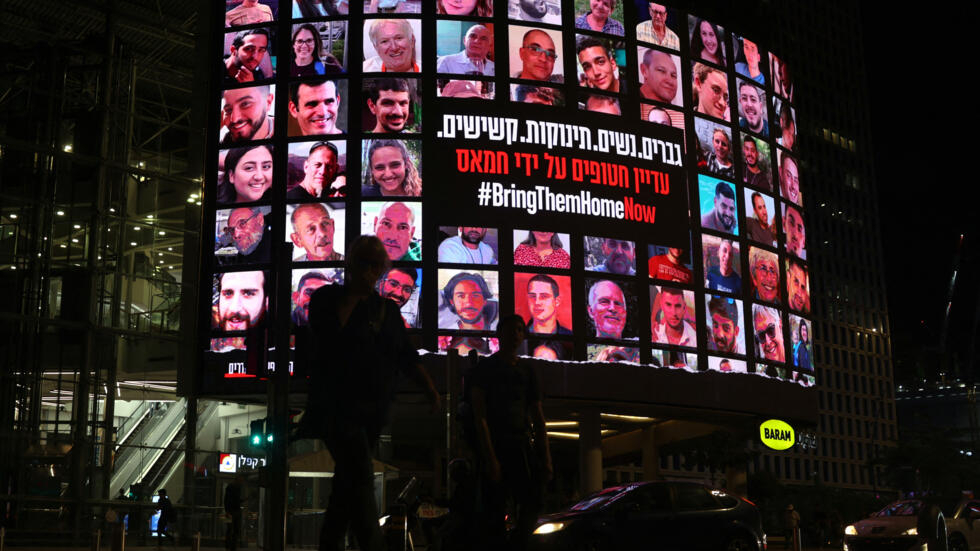عائلات الأسرى الإسرائيليين: سياسة المماطلة تخريب متعمد لصفقة التبادل