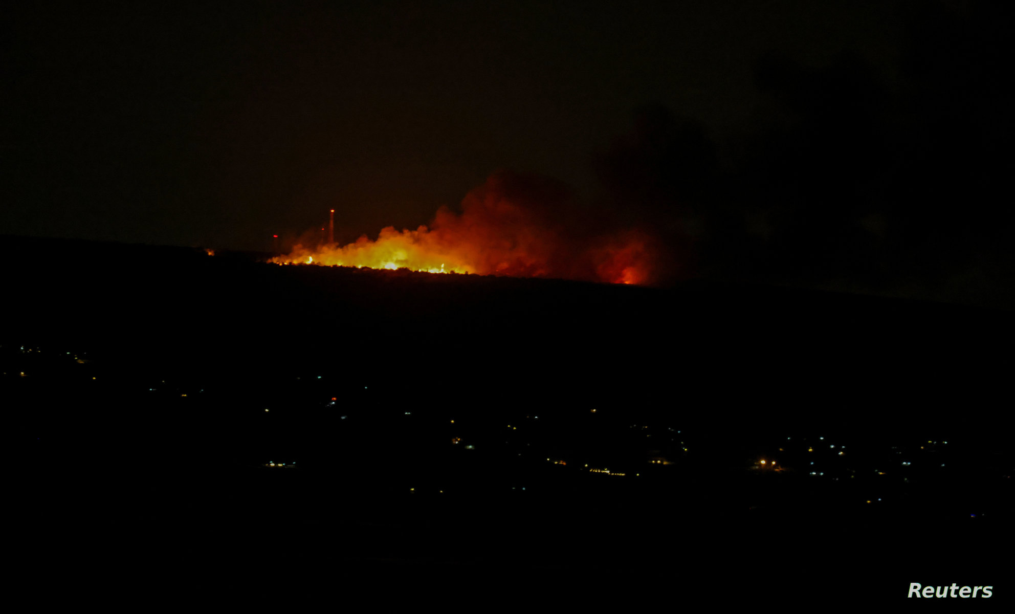 حرائق بلدة شبعا الجنوبية لا تزال مشتعلة منذ الأمس..