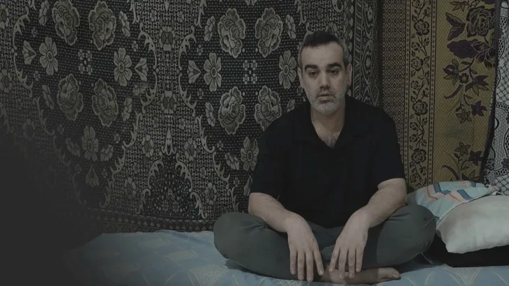 الاحتلال يُعلّق صور الدمار... معاناة الأسرى بلا سقف!