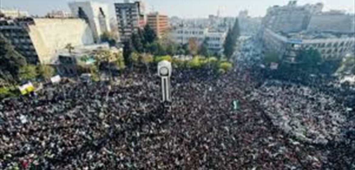 السوريون في الساحات احتفالًا بذكرى انطلاق عملية ردع العدوان