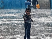 الشتاء ينهش خيام النازحين ويفاقم أوضاعهم الكارثية!