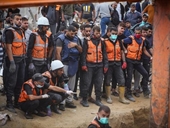 الدفاع المدني يبدأ انتشال جثامين الشهداء من أنقاض المنازل!