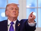 ترامب يشهر سلاح الرسوم الجمركية ضد حلفاء إيران!