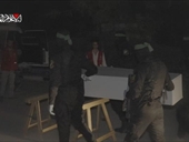 هذا هو المشهد الحقيقي... القسام تكشف حقيقة الفيديو الذي نشره الاحتلال لانتشال قتلاه!