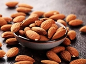 اللوز يحمي من ميكروبات في الأمعاء