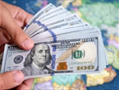 الدولار يتراجع 1 بالمئة مقابل اليورو!
