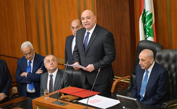 عون يشيد بإقرار الموازنة ويؤكد حماية حقوق موظفي القطاع العام